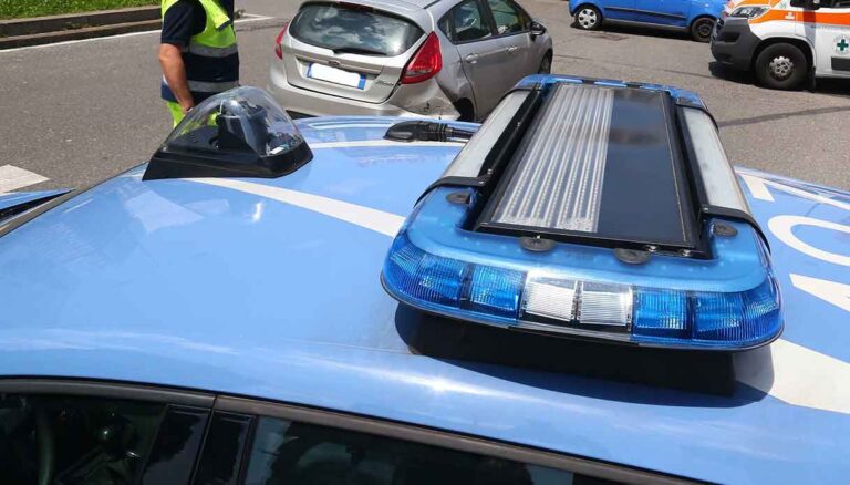 Dimentica i documenti a Milano, polizia l’accompagna a casa per recuperarli: arrestato per droga