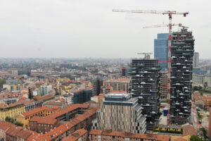 Milano, un abuso tira l’altro. Ma l’inchiesta non ferma gli affari
