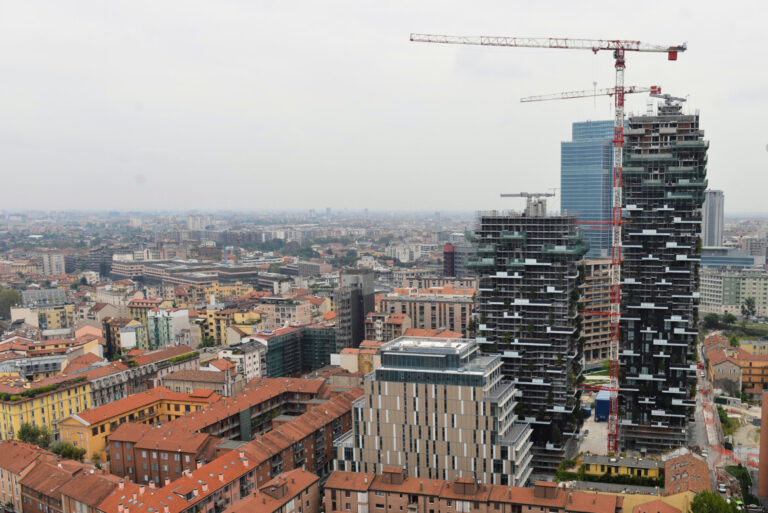 Milano, un abuso tira l’altro. Ma l’inchiesta non ferma gli affari