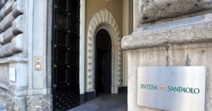 Piazza Affari in “maglia rosa” chiude a +1%. Intesa Sp tira volata alle banche, crolla Amplifon