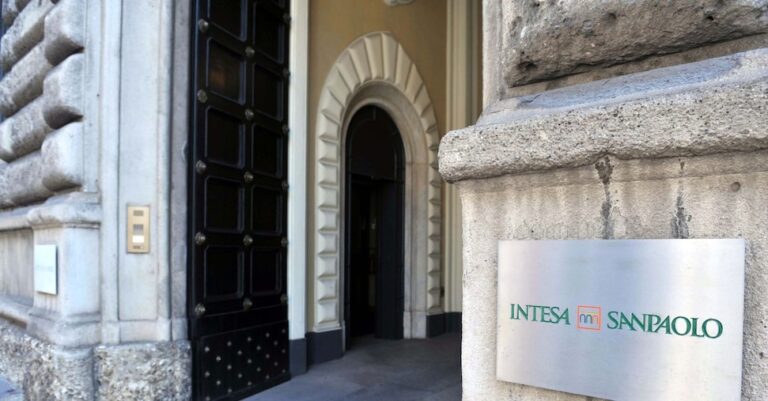 Piazza Affari in “maglia rosa” chiude a +1%. Intesa Sp tira volata alle banche, crolla Amplifon