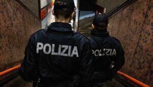 Donna immobilizzata e rapinata a Milano nel sottopasso della metro MM2, 23enne arrestato: come ha agito