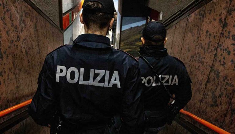 Donna immobilizzata e rapinata a Milano nel sottopasso della metro MM2, 23enne arrestato: come ha agito