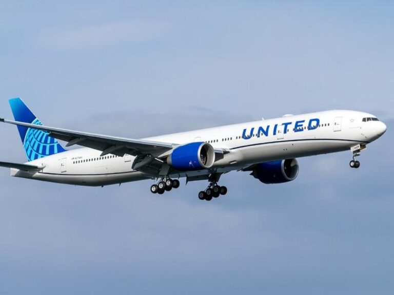 Volo Milano-New York, falsificano i biglietti per viaggiare in Business: coppia fatta scendere dall’aereo