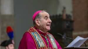 Milano, l’arcivescovo Delpini: «Troppo spesso la casa è usata per fare soldi e nella sanità i privati fanno affari. Sembra che la città non voglia i cittadini»