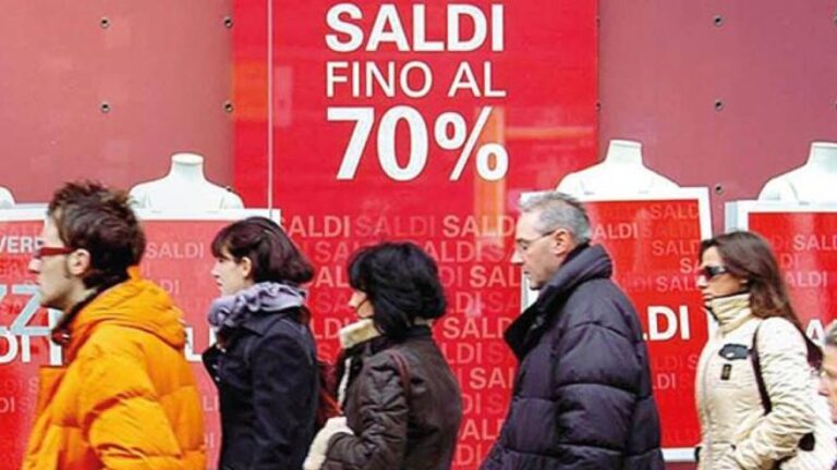Milano, scattano oggi i saldi infernali: sconti fino al 3 marzo. «Ma il Black friday ha rovinato gli affari»
