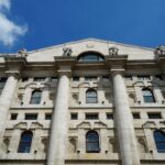Borse oggi in diretta | Ftse Mib chiude in calo dello 0,9% a 48.669 punti. Sprint di Azimut, in rosso Prysmian