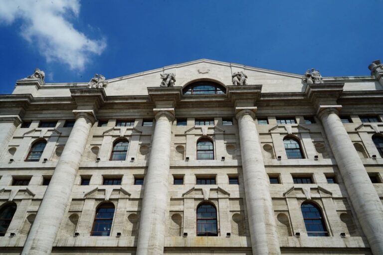 Borse oggi in diretta | Ftse Mib chiude in calo dello 0,9% a 48.669 punti. Sprint di Azimut, in rosso Prysmian
