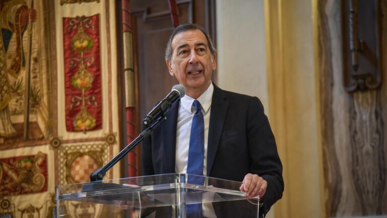 Milano, tra (auto) candidati e primarie si guarda già alle Comunali 2027: la corsa dei big per Palazzo Marino