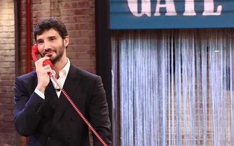 Affari tuoi riparte con Stefano De Martino da Milano, quando inizia e cosa sapere